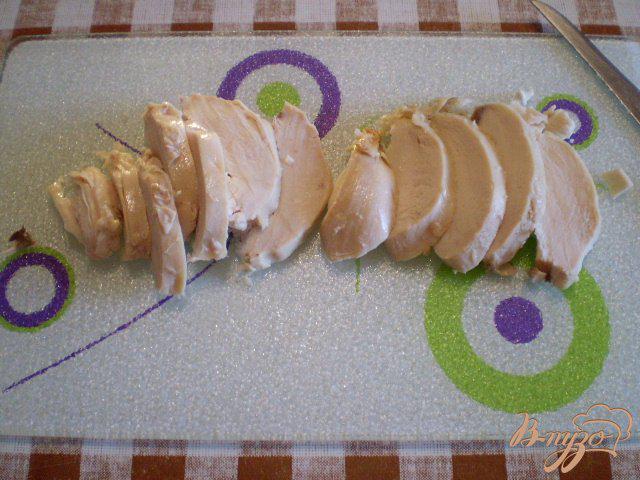 Фото приготовление рецепта: Омлет с цыпленком гриль и сыром в мультиварке шаг №2