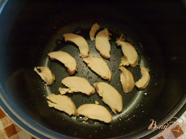 Фото приготовление рецепта: Омлет с цыпленком гриль и сыром в мультиварке шаг №5