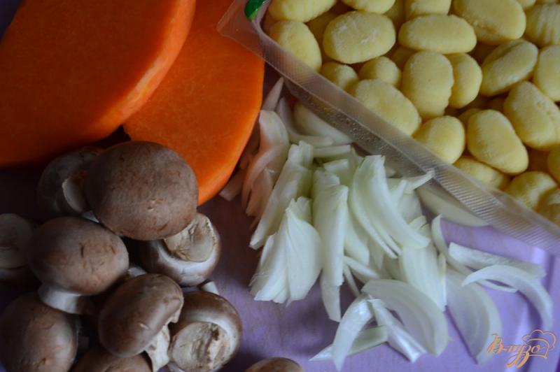 Фото приготовление рецепта: Ньокки с тыквой и грибами шаг №1
