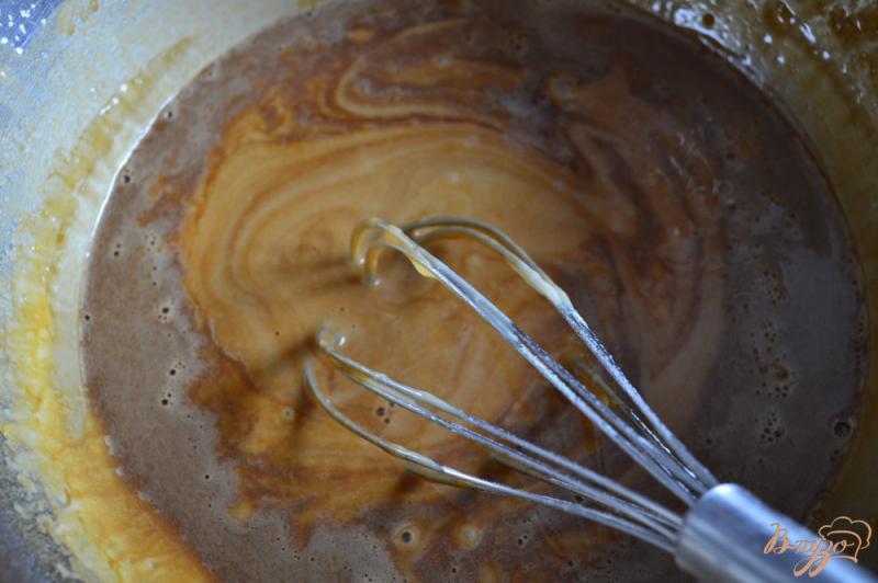 Фото приготовление рецепта: Кофейный кекс с имбирем и яблоком шаг №4