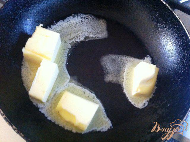 Фото приготовление рецепта: Чизкейк с карамельным соусом без выпечки шаг №3