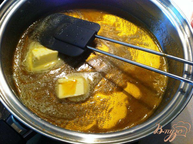 Фото приготовление рецепта: Чизкейк с карамельным соусом без выпечки шаг №11