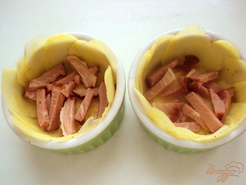Фото приготовление рецепта: Картофельная корзинка с овощами и ветчиной шаг №4