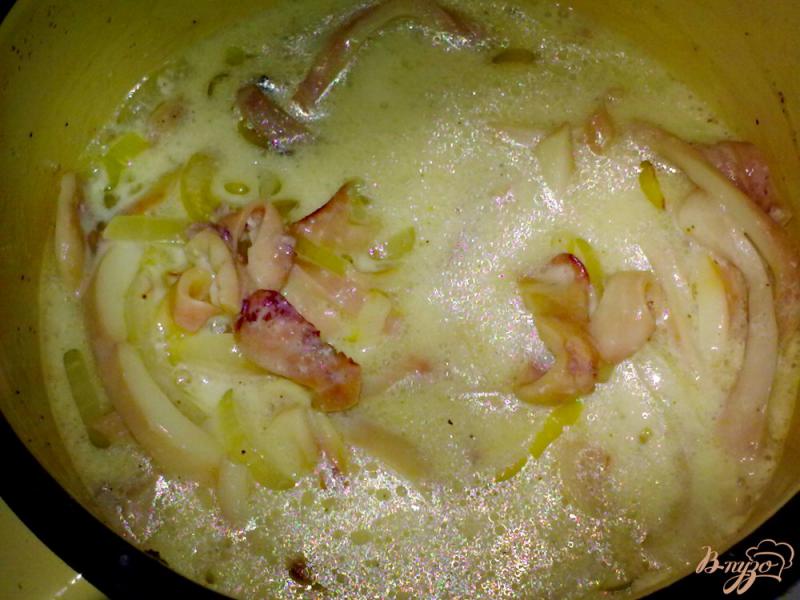 Фото приготовление рецепта: Кальмары в сметанно-яичном соусе шаг №4