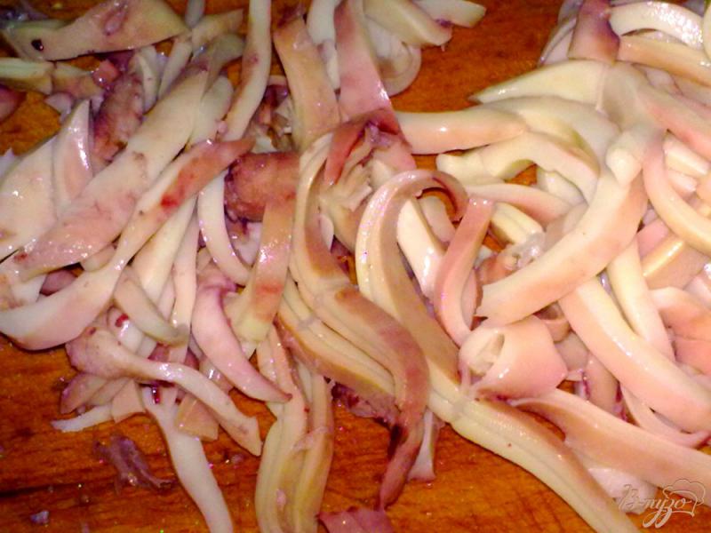 Фото приготовление рецепта: Кальмары в сметанно-яичном соусе шаг №1