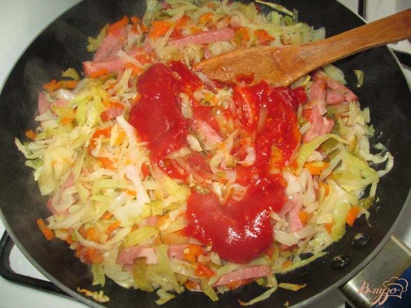 Фото приготовление рецепта: Жареная капуста по-баварски с солеными огурчиками шаг №7