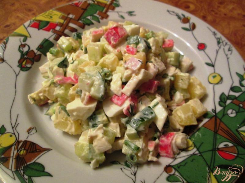 Фото приготовление рецепта: Салат с крабовыми палочками, картофелем и огурцом шаг №7