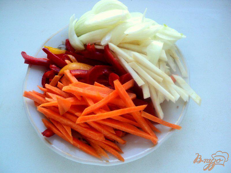 Фото приготовление рецепта: Свинина с овощами по-китайски шаг №3