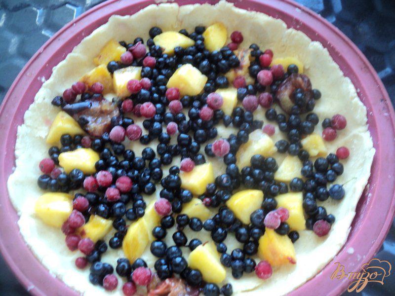 Фото приготовление рецепта: Заливной пирог с фруктами шаг №4