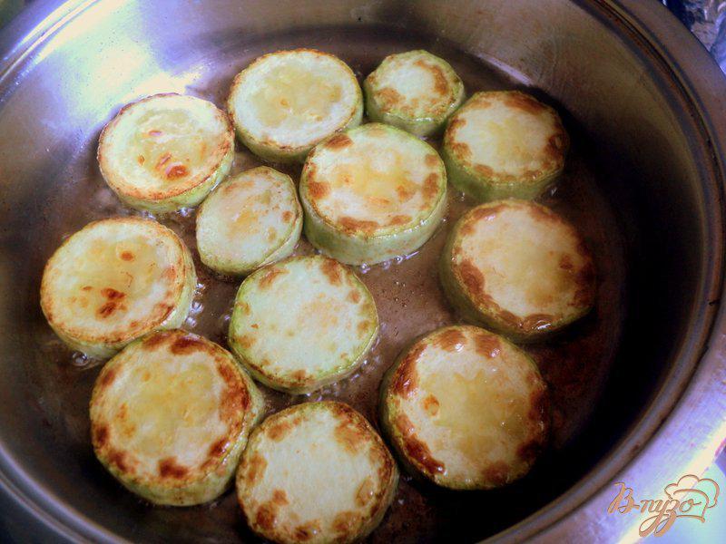 Фото приготовление рецепта: Закуска из кабачков и помидор шаг №2