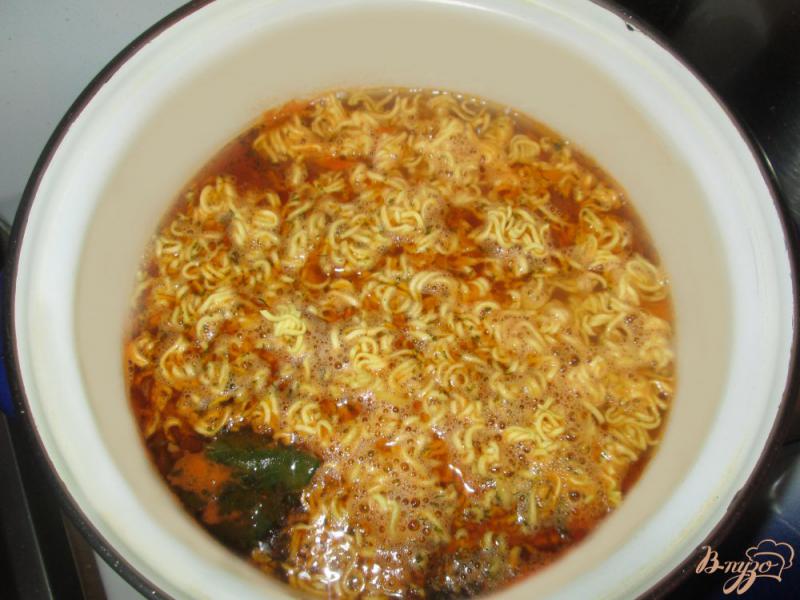 Фото приготовление рецепта: Быстрый суп с сосисками шаг №6