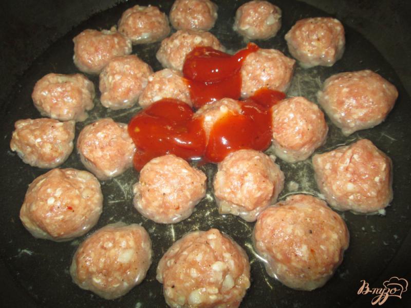 Фото приготовление рецепта: Тефтели в томатной подливке шаг №7
