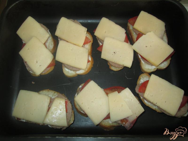 Фото приготовление рецепта: Горячие бутерброды с ливерной колбасой и помидорами шаг №6
