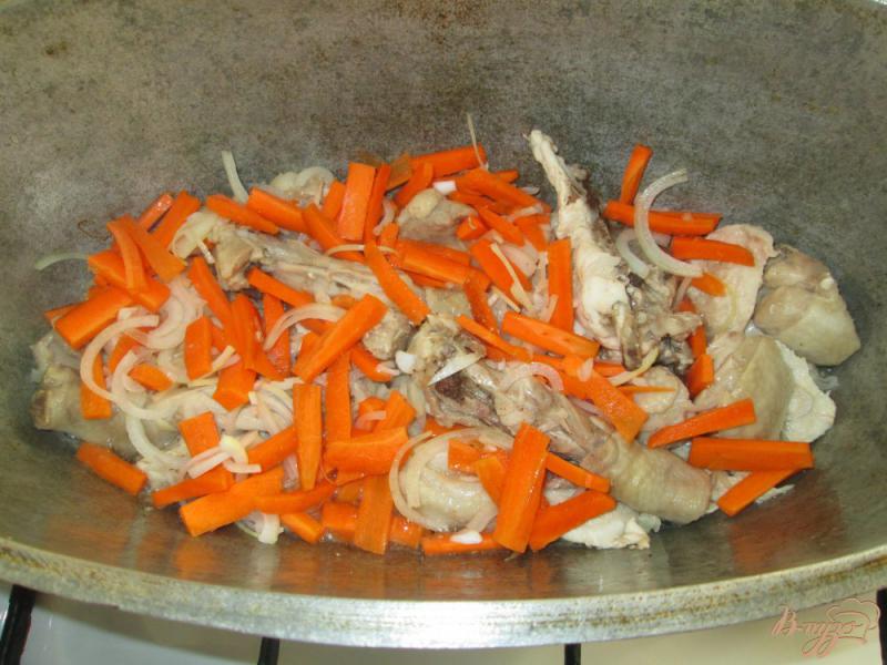 Фото приготовление рецепта: Плов с курицей и диким рисом шаг №3