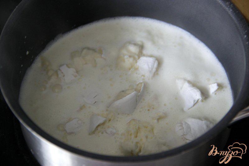 Фото приготовление рецепта: Лосось с картофелем под соусом из голубого сыра шаг №4