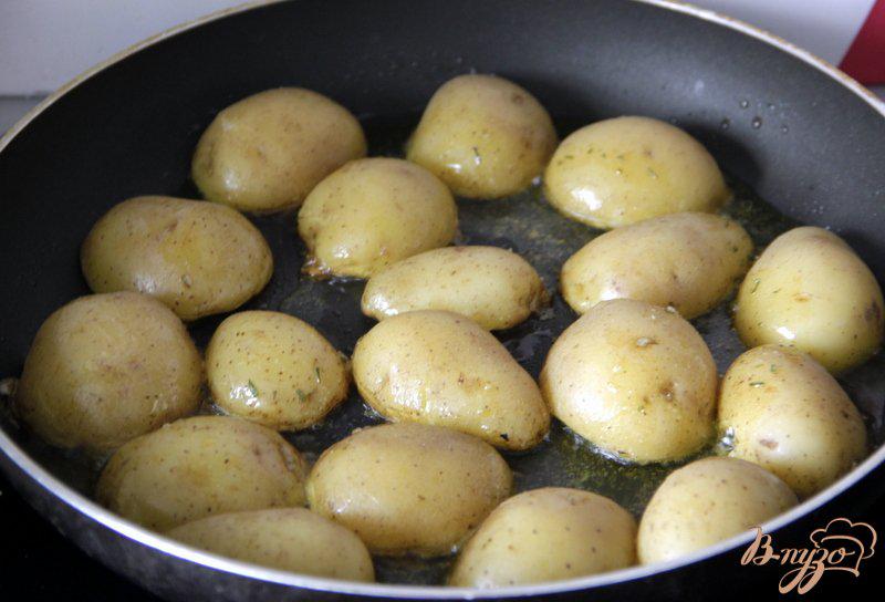 Фото приготовление рецепта: Лосось с картофелем под соусом из голубого сыра шаг №3