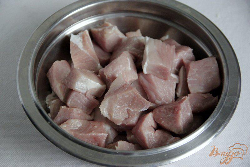 Фото приготовление рецепта: Свинина в мятно-чесночном соусе шаг №1