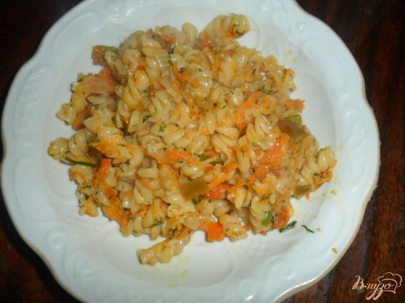 Фото приготовление рецепта: Макароны с перцем, морковью и луком шаг №4