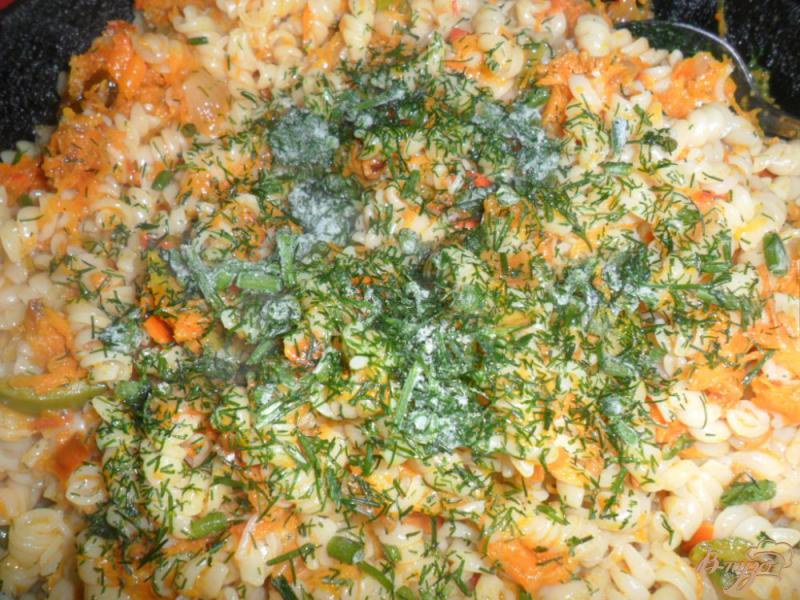 Фото приготовление рецепта: Макароны с перцем, морковью и луком шаг №3