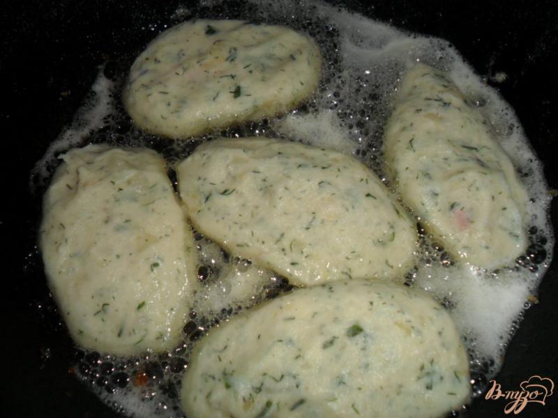 Фото приготовление рецепта: Картофельные порожки с колбасой шаг №5