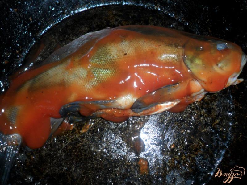 Фото приготовление рецепта: Линь запеченный в духовке с кетчупом шаг №2