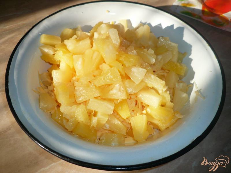 Фото приготовление рецепта: Салат сырно-ананасный шаг №3
