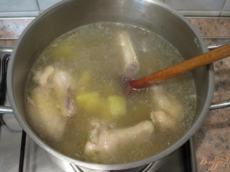 Фото приготовление рецепта: Суп с галушками и куриными крылышками шаг №9