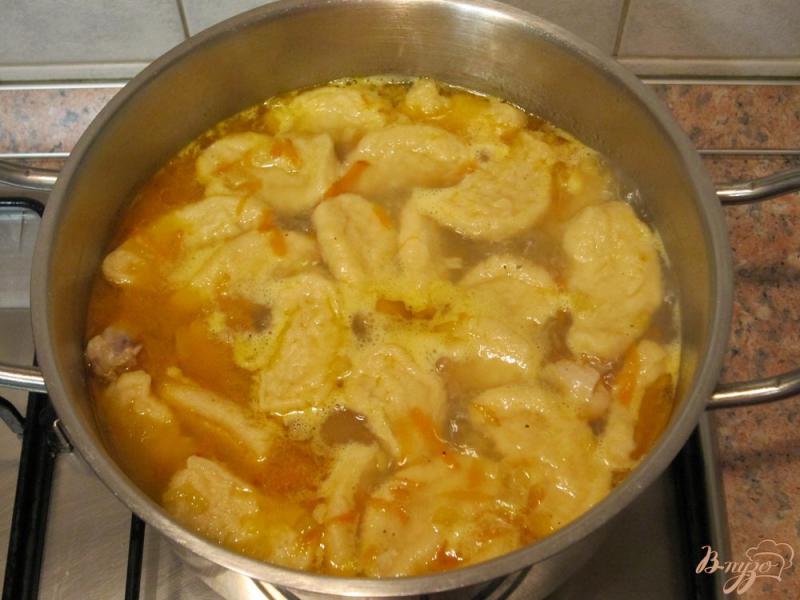 Фото приготовление рецепта: Суп с галушками и куриными крылышками шаг №11