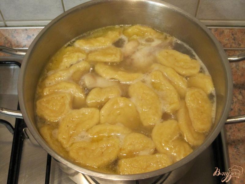 Фото приготовление рецепта: Суп с галушками и куриными крылышками шаг №10