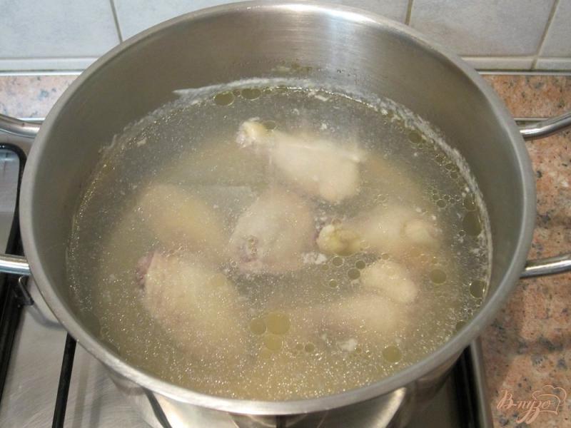 Фото приготовление рецепта: Суп с галушками и куриными крылышками шаг №2