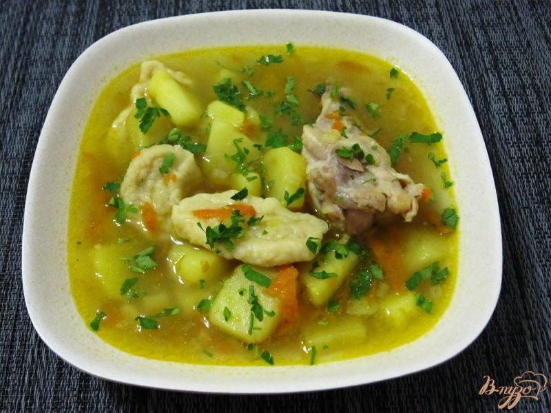 Фото приготовление рецепта: Суп с галушками и куриными крылышками шаг №12