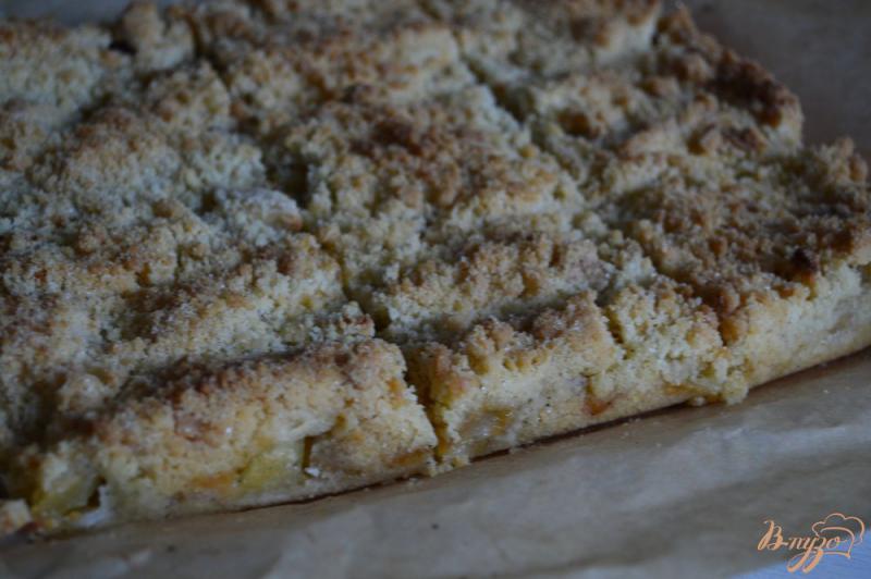 Фото приготовление рецепта: Яблочный пирог со штрейзелем шаг №6