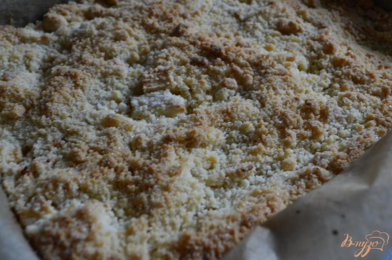 Фото приготовление рецепта: Яблочный пирог со штрейзелем шаг №5