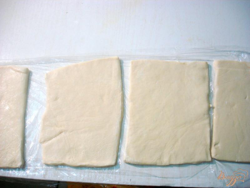 Фото приготовление рецепта: Слоёные конвертики с яблоками шаг №3