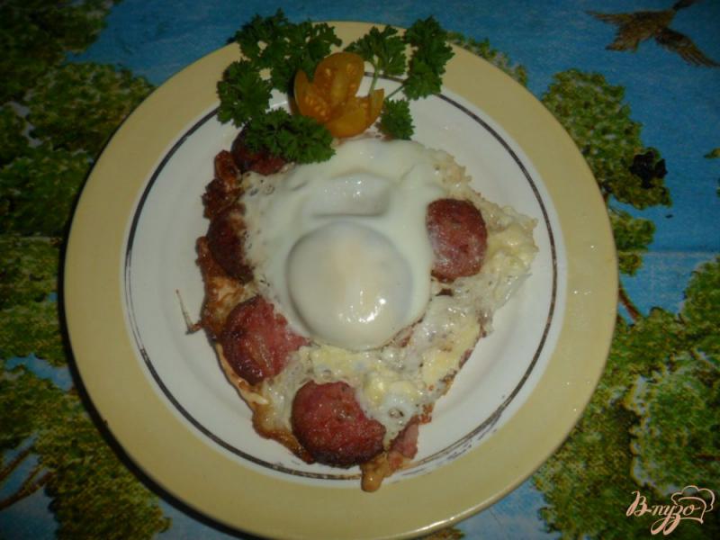 Фото приготовление рецепта: быстрый завтрак яйца с колбасой шаг №4