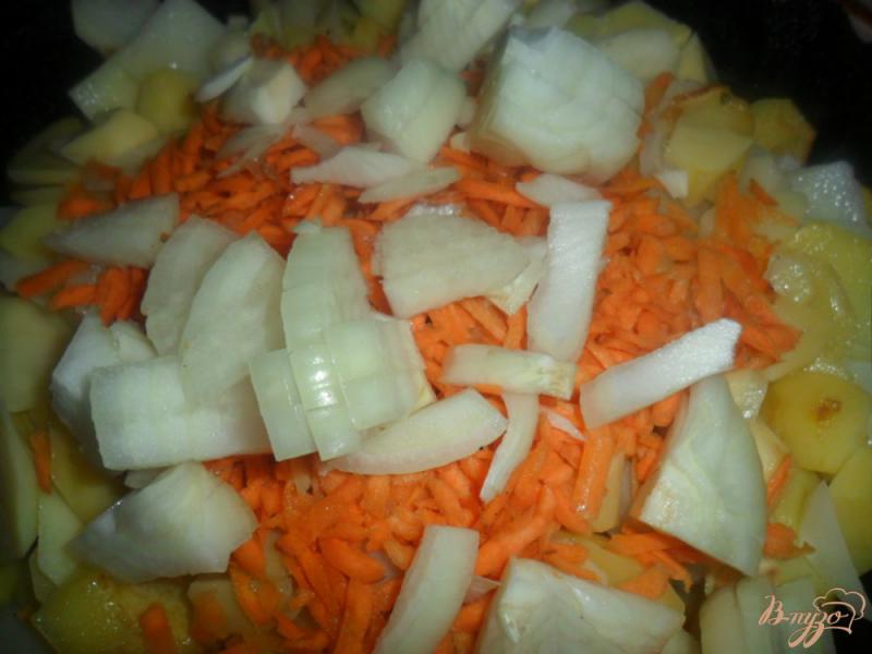 Фото приготовление рецепта: Жареный картофель с луком и морковкой шаг №3