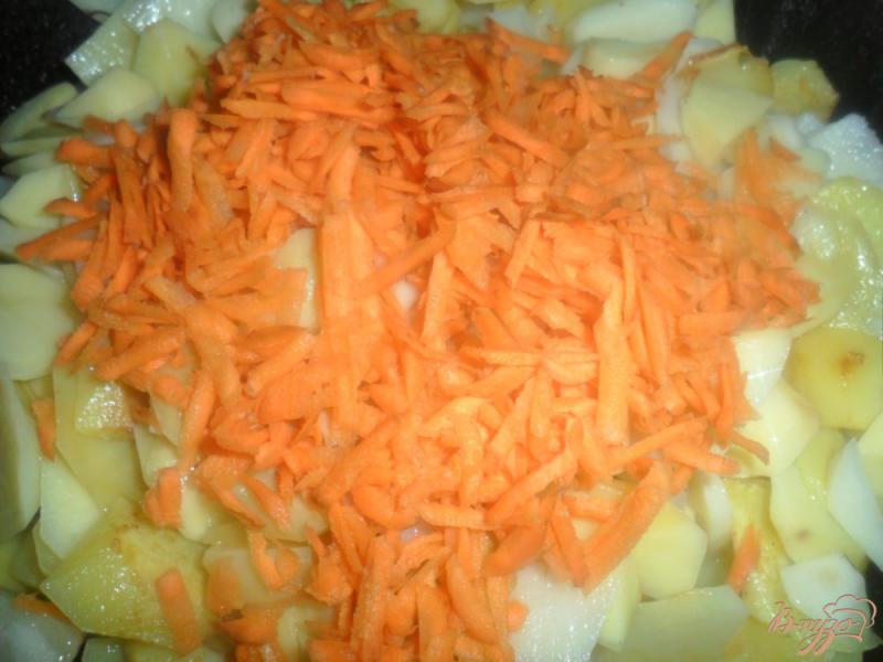 Фото приготовление рецепта: Жареный картофель с луком и морковкой шаг №2