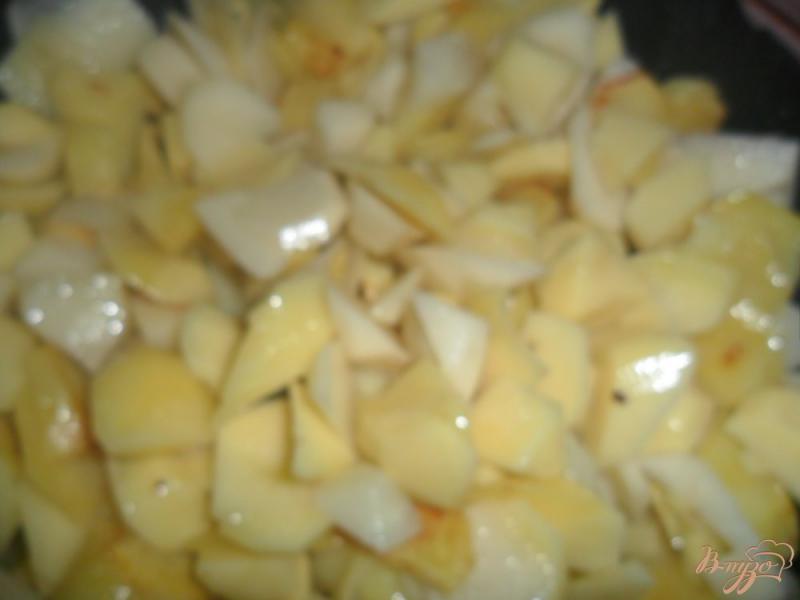 Фото приготовление рецепта: Жареный картофель с луком и морковкой шаг №1
