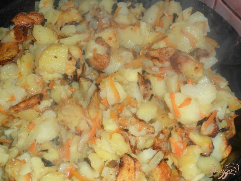 Фото приготовление рецепта: Жареный картофель с луком и морковкой шаг №4