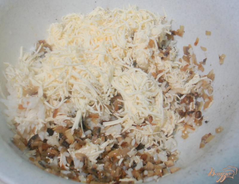 Фото приготовление рецепта: Перец фаршированный грибами, рисом и сыром шаг №3