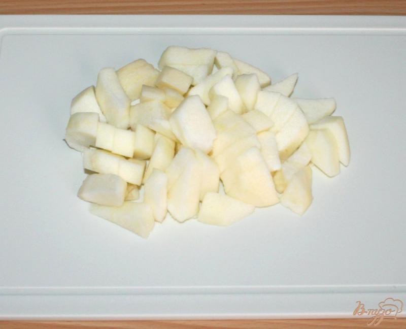 Фото приготовление рецепта: Тушеная капуста с тыквой, яблоком и курицей шаг №4