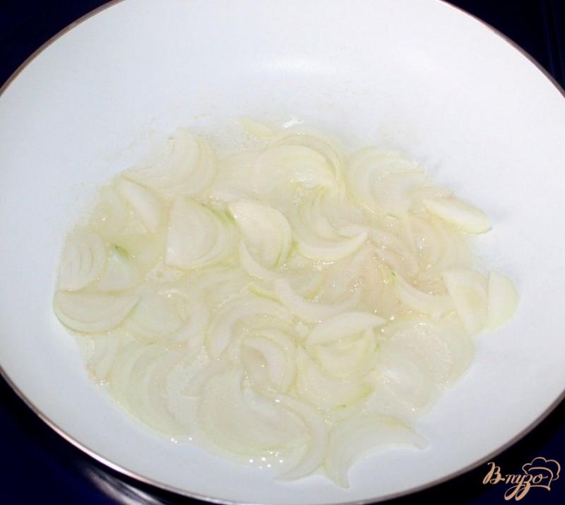 Фото приготовление рецепта: Тушеная капуста с тыквой, яблоком и курицей шаг №7