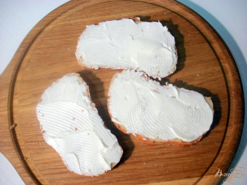 Фото приготовление рецепта: Бутерброды с сырыми шампиньонами шаг №2