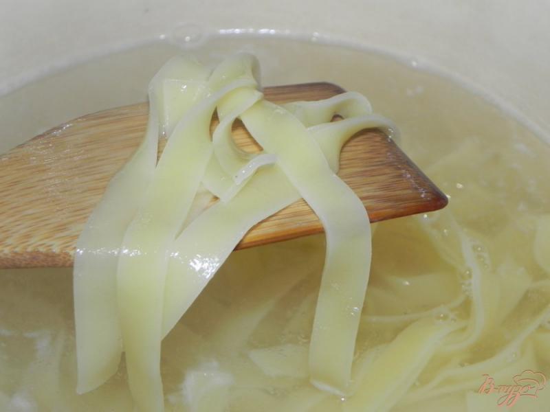 Фото приготовление рецепта: Фетучини в сливочном соусе шаг №3