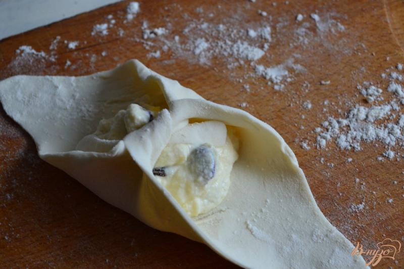 Фото приготовление рецепта: Узелки с начинкой из рикотты с изюмом шаг №4