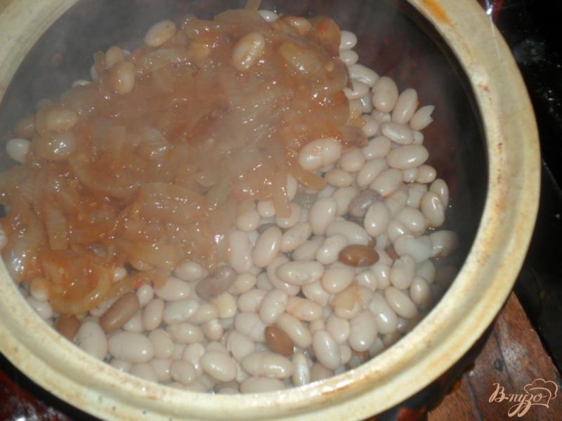 Фото приготовление рецепта: Фасоль с горшочке с луком и томатным соусом шаг №3