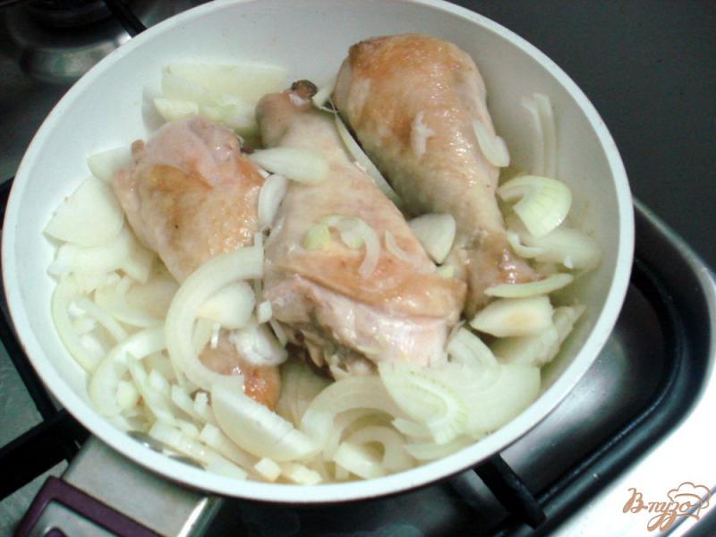 Фото приготовление рецепта: Куриные голени в сырном соусе шаг №3