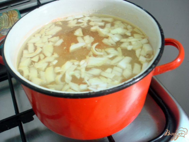 Фото приготовление рецепта: Рыбный суп с томатами шаг №4