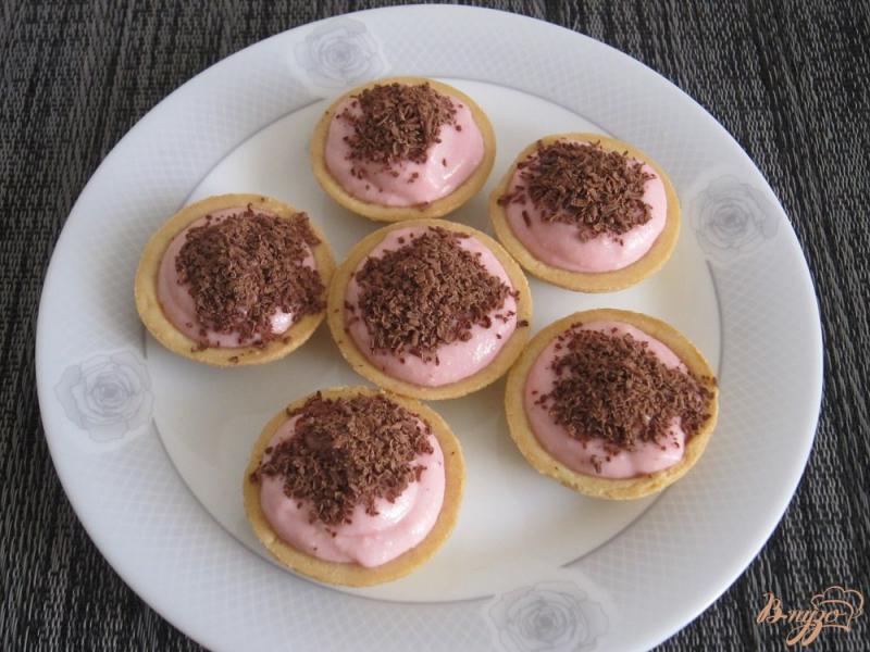Фото приготовление рецепта: Тарталетки с ягодно-творожным кремом шаг №7