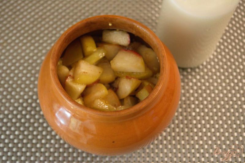 Фото приготовление рецепта: Пшенная каша томленая в духовке с яблоком шаг №4